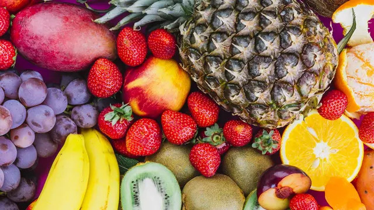 Berbagai jenis buah seperti nanas, stroberi, kiwi, pisang, anggur, jeruk (Foto Dok: Freepik/freepik).