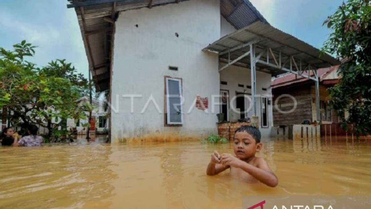 BPBD Provinsi Jambi mendistribusikan 200 paket bantuan kepada korban banjir di Kota Jambi, dengan rincian bantuan berupa sembako dan upaya pemerintah dalam menangani bencana.