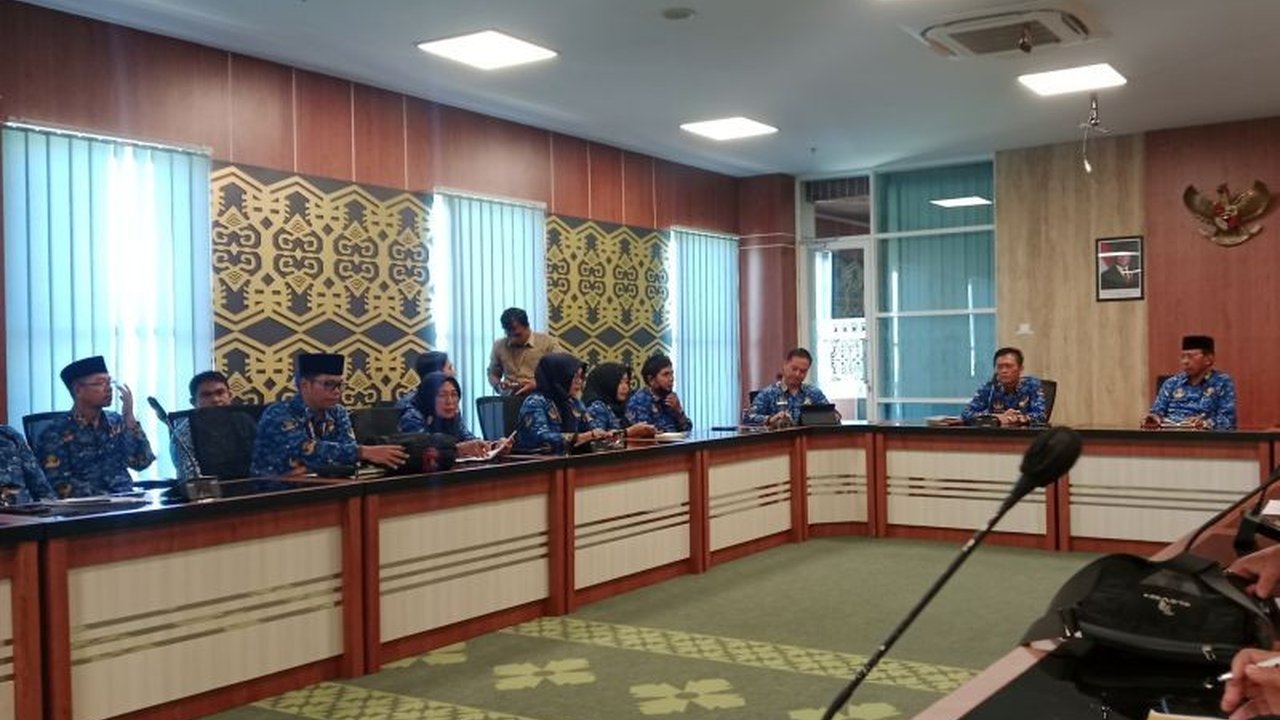 Bupati Lombok Tengah, Lalu Pathul Bahri, memimpin evaluasi percepatan penurunan stunting dengan target angka satu digit di tahun 2025, meskipun angka stunting saat ini sudah di bawah rata-rata nasional.