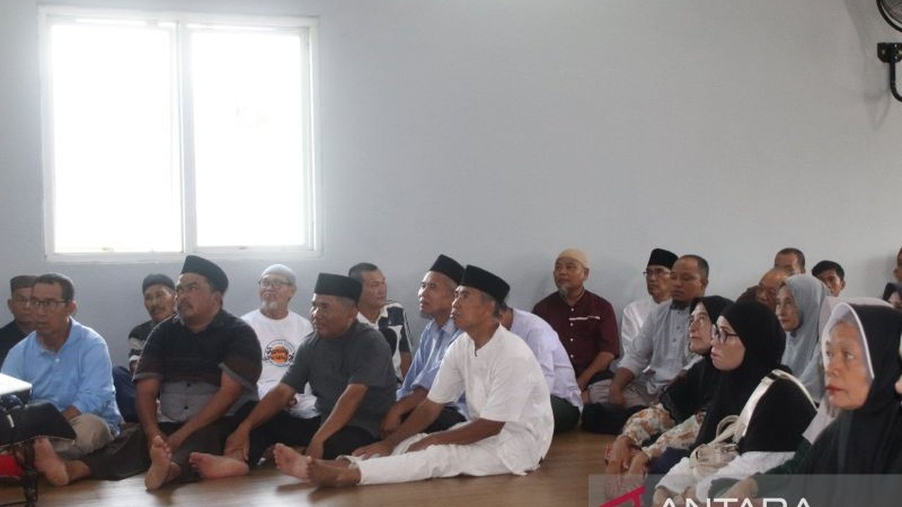 52 calon haji asal Ogan Komering Ulu (OKU), Sumatera Selatan, gagal berangkat tahun 2025 karena belum melunasi Biaya Perjalanan Ibadah Haji (Bipih) dan keberangkatannya diundur ke tahun 2026.