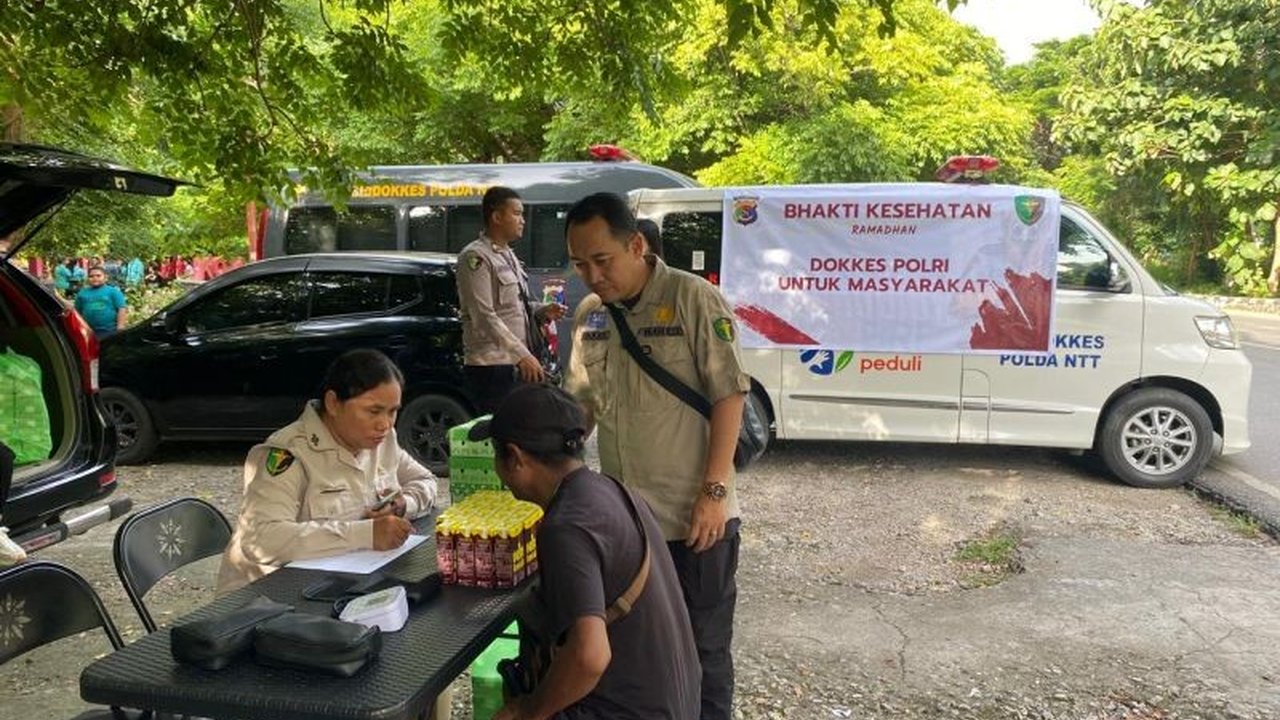 Bidang Kedokteran dan Kesehatan (Biddokkes) Polda NTT menggelar bakti sosial kesehatan Ramadhan gratis di Kupang, memberikan pemeriksaan kesehatan dan takjil gratis kepada masyarakat.