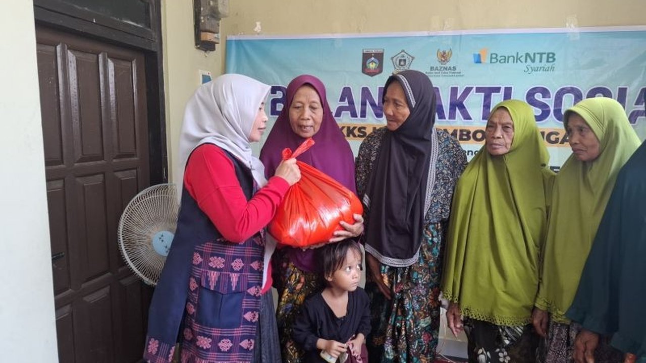 Lembaga Koordinasi Kesejahteraan Sosial (LKKS) Lombok Tengah menyalurkan 480 paket sembako untuk lansia di 12 kecamatan sebagai bentuk kepedulian dan peningkatan kesejahteraan masyarakat.