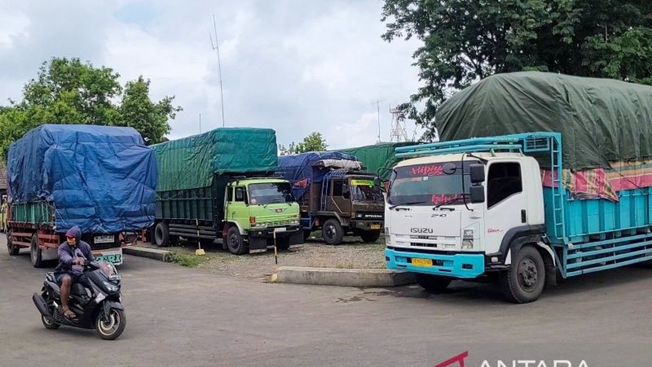 Menjelang larangan angkutan barang selama mudik Lebaran 2025, Pelabuhan Jangkar Situbondo mengalami peningkatan volume kendaraan hingga 20 persen, terutama pada rute Jangkar-Lembar.