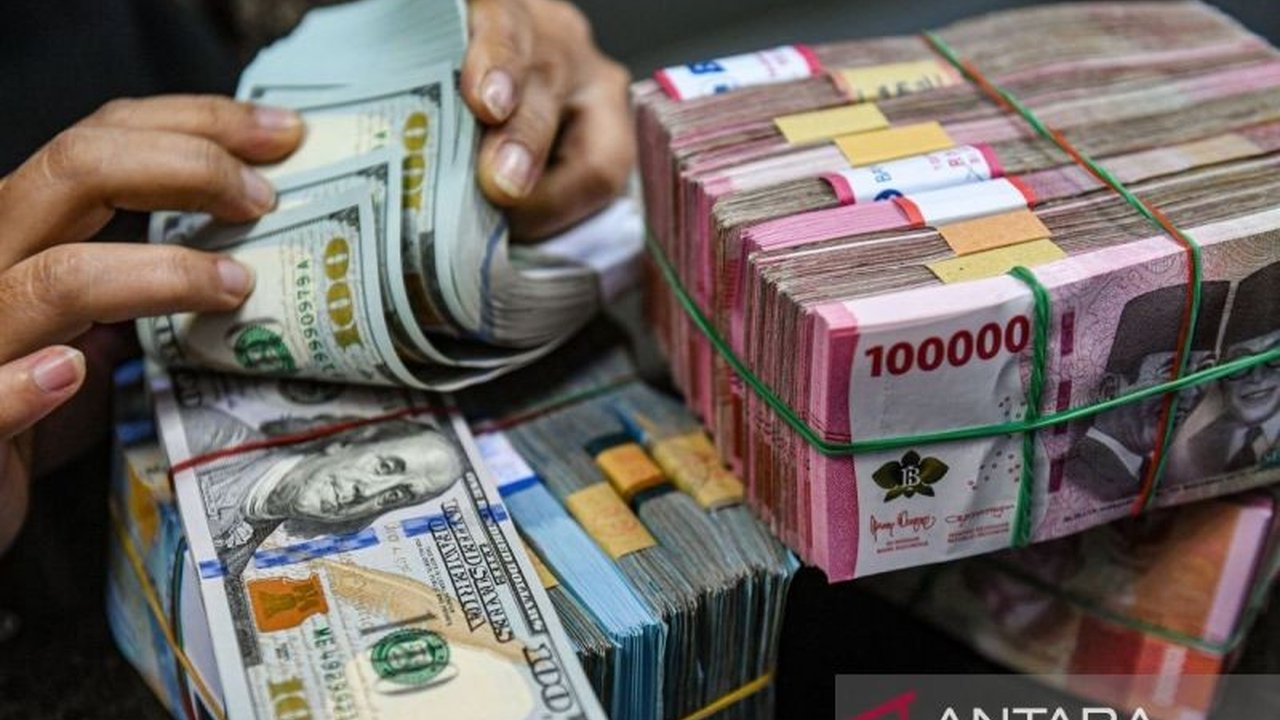 Meskipun Bank Indonesia menurunkan suku bunga, analis memprediksi rupiah akan tetap melemah terhadap dolar AS karena faktor eksternal seperti data ekonomi AS yang membaik dan kekhawatiran kebijakan tarif AS.