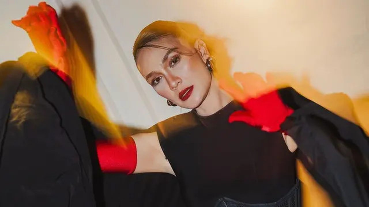 Setelah mencetak box office lewat film Sumala, Luna Maya dan Darius Sinathrya kembali dalam serial Main Api. Mereka menjalani sejumlah adegan dewasa. (Foto: Dok. Instagram @lunamaya)