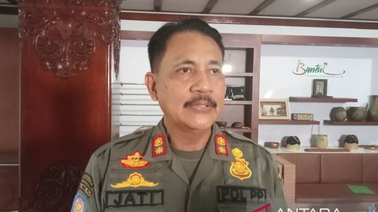 Satuan Polisi Pamong Praja (Satpol PP) Bantul mengimbau masyarakat untuk tidak memberi uang kepada anak jalanan dan pengemis guna mencegah praktik tersebut dan menjaga ketertiban umum.