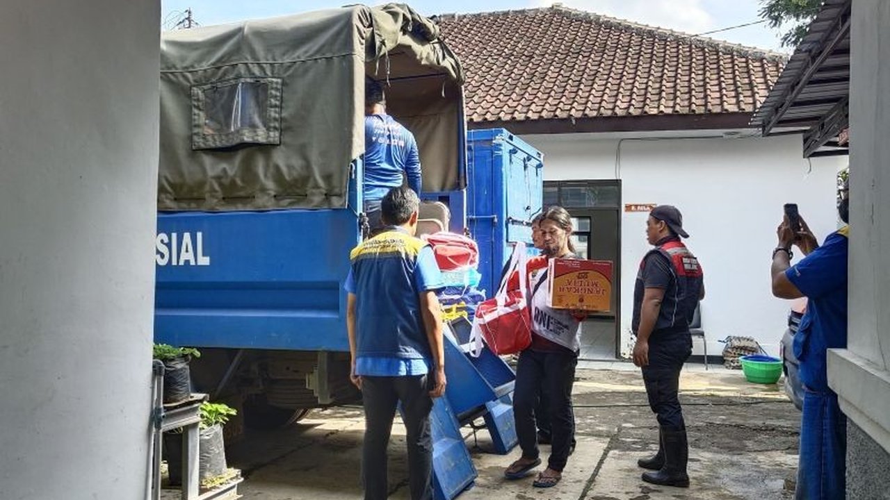 Kementerian Sosial (Kemensos) menyalurkan bantuan logistik senilai ratusan juta rupiah untuk 2.646 warga korban banjir di Sumedang, Jawa Barat, yang meliputi paket makanan, selimut, dan perlengkapan lainnya.