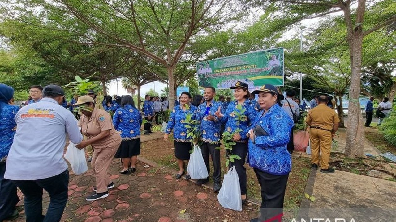 Dinas Kehutanan Papua Barat membagikan 700 bibit pohon gratis kepada aparatur pemerintah dalam rangka Hari Bakti Rimbawan ke-42, sebagai upaya mitigasi perubahan iklim dan pelestarian lingkungan.
