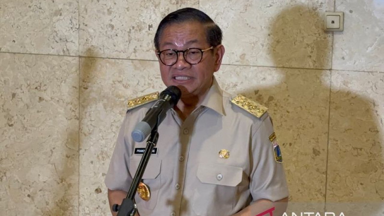 Gubernur DKI Jakarta menargetkan pencairan Kartu Jakarta Pintar (KJP) kepada 705 ribu penerima sebelum Lebaran 2025, termasuk tambahan 200 ribu penerima baru.