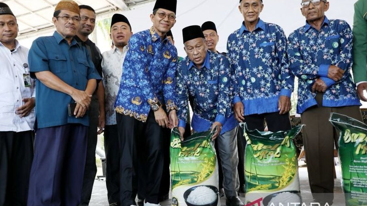 Pemerintah Kota Batam menyalurkan bantuan beras 25 kg per orang untuk 7.800 tokoh agama di Batam, berkat inisiatif seorang pengusaha yang ingin meringankan beban ekonomi masyarakat dan mempererat tali silaturahmi antar umat beragama.