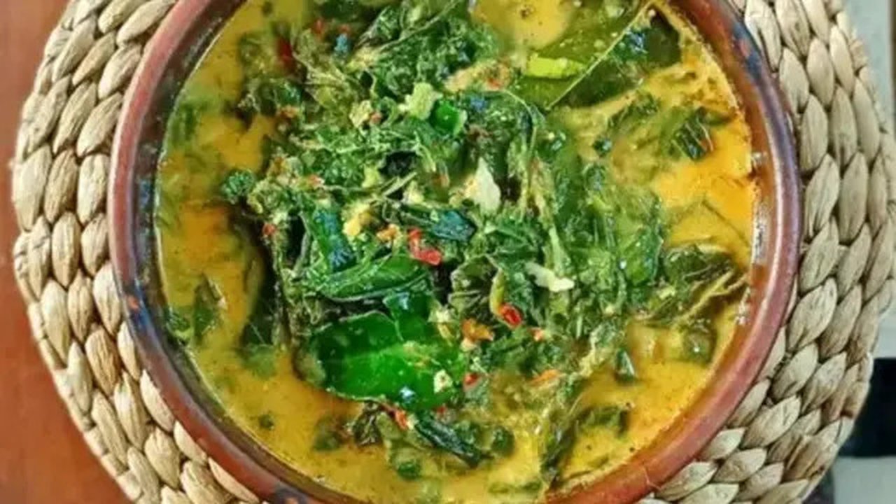 Resep gulai daun singkong khas Rumah Makan Padang. (dok. Cookpad @ibutina)