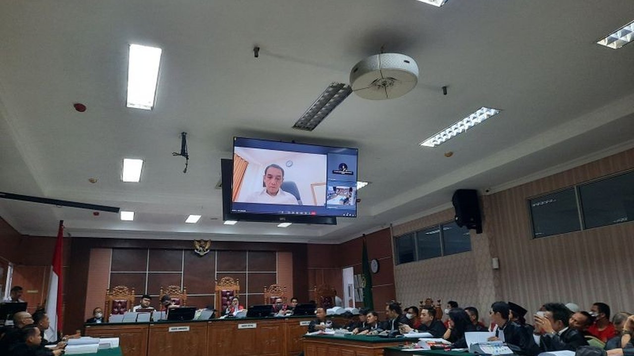 Sidang kasus narkoba di Batam mengungkap fakta mengejutkan: Kompol Satria Nanda menyisihkan barang bukti 1 kg sabu karena dipengaruhi bawahannya, Shigit Sarwo Edi.  Mantan Kapolresta Barelang memberikan kesaksian kunci dalam persidangan.