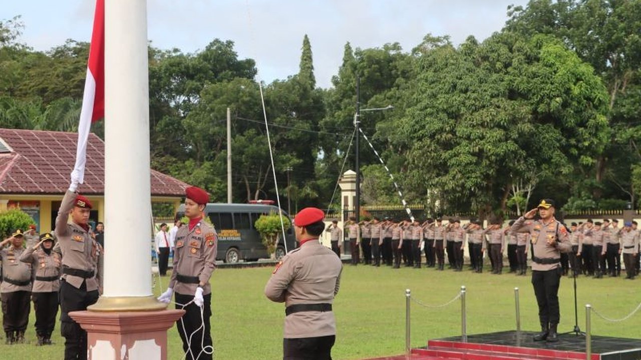 Polres Bangka Tengah menggelar upacara Hari Kesadaran Nasional (HKN) dan memberikan penghargaan kepada personel berprestasi atas dedikasi dan kinerja mereka dalam menjaga keamanan dan ketertiban masyarakat.