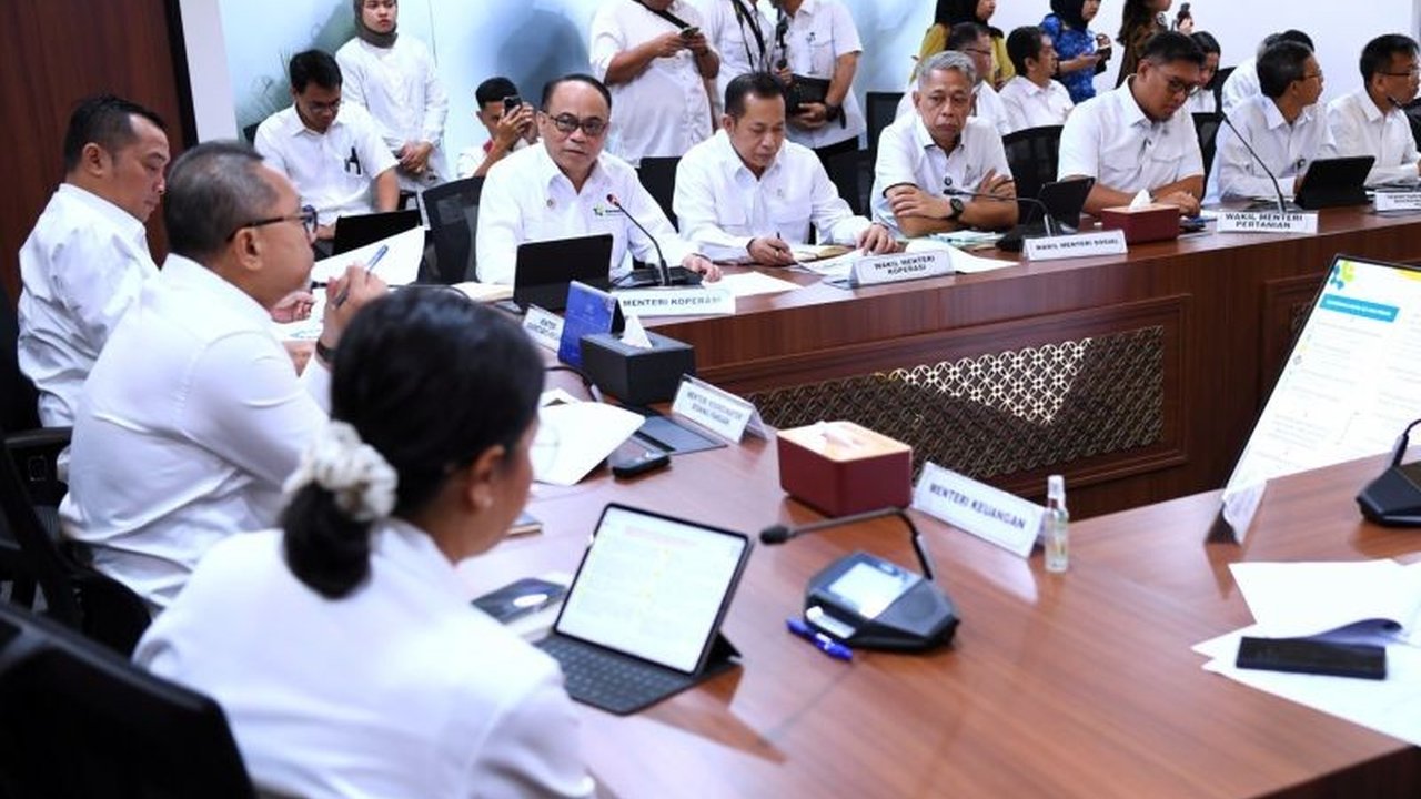 Pemerintah Indonesia meluncurkan Koperasi Desa Merah Putih sebagai solusi strategis untuk mengurangi kemiskinan di pedesaan, dengan target utama memberantas kemiskinan ekstrem pada tahun 2026.