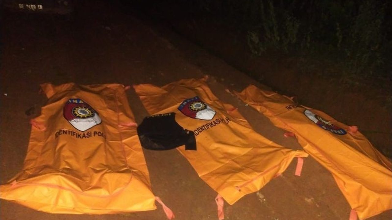 Tiga polisi di Way Kanan, Lampung, gugur ditembak saat menggerebek arena sabung ayam; Kapolsek Negara Batin, IPTU Lusiyanto, Bripka Petrus, dan Bripda Ghalib menjadi korban.