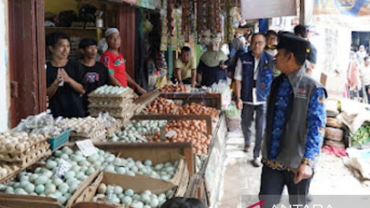 Pemerintah Kota Banjarmasin meningkatkan pengawasan harga dan stok bahan pokok menjelang Lebaran 2025 untuk mencegah lonjakan harga dan memastikan ketersediaan pangan bagi masyarakat.