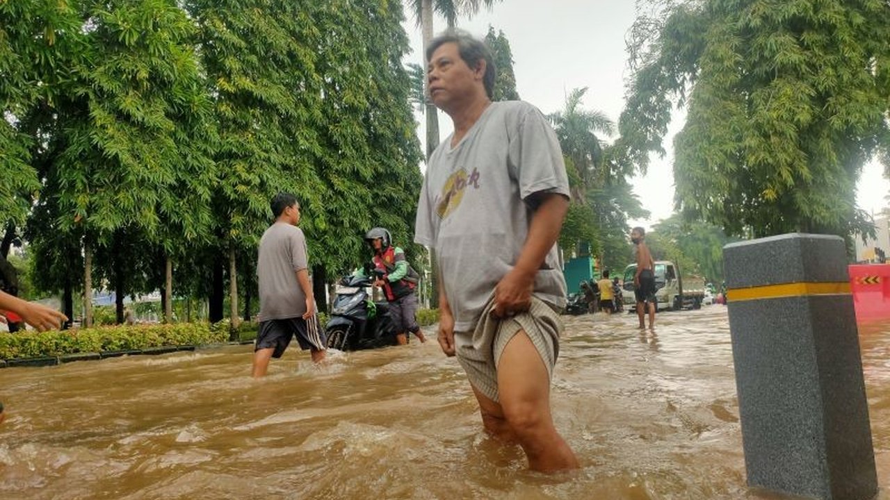 Petani Diduga Sengaja Bolongi Turap Kali di Kembangan, Jakarta Barat