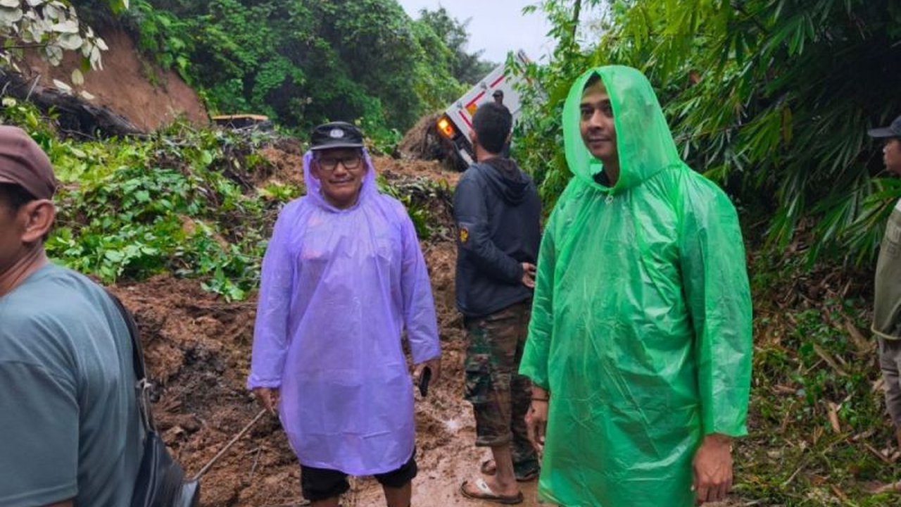 Longsor di Jalan Lintas Bengkulu-Sumsel, Polisi Amankan Lokasi dan Evakuasi Kendaraan