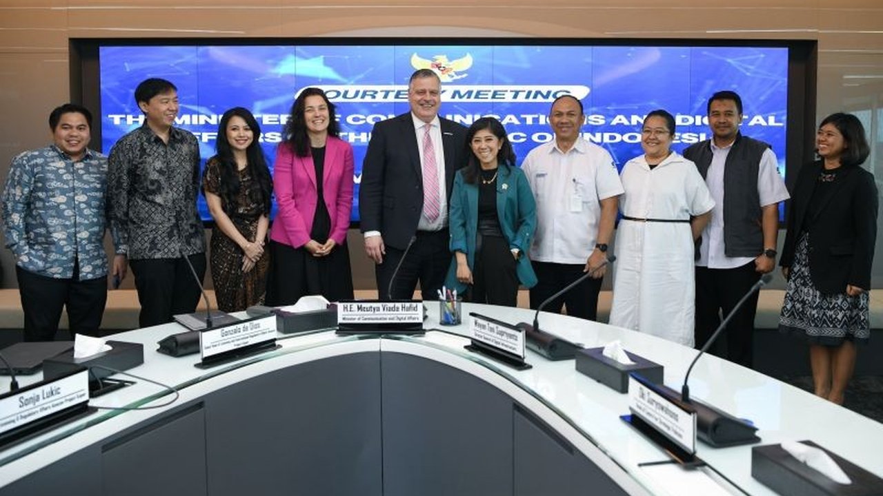 Kementerian Komunikasi dan Informatika (Kominfo) mengajak Amazon Kuiper berkolaborasi untuk memperluas akses internet di Indonesia, terutama di daerah 3T, melalui investasi pembangunan stasiun gateway dan perluasan infrastruktur satelit.