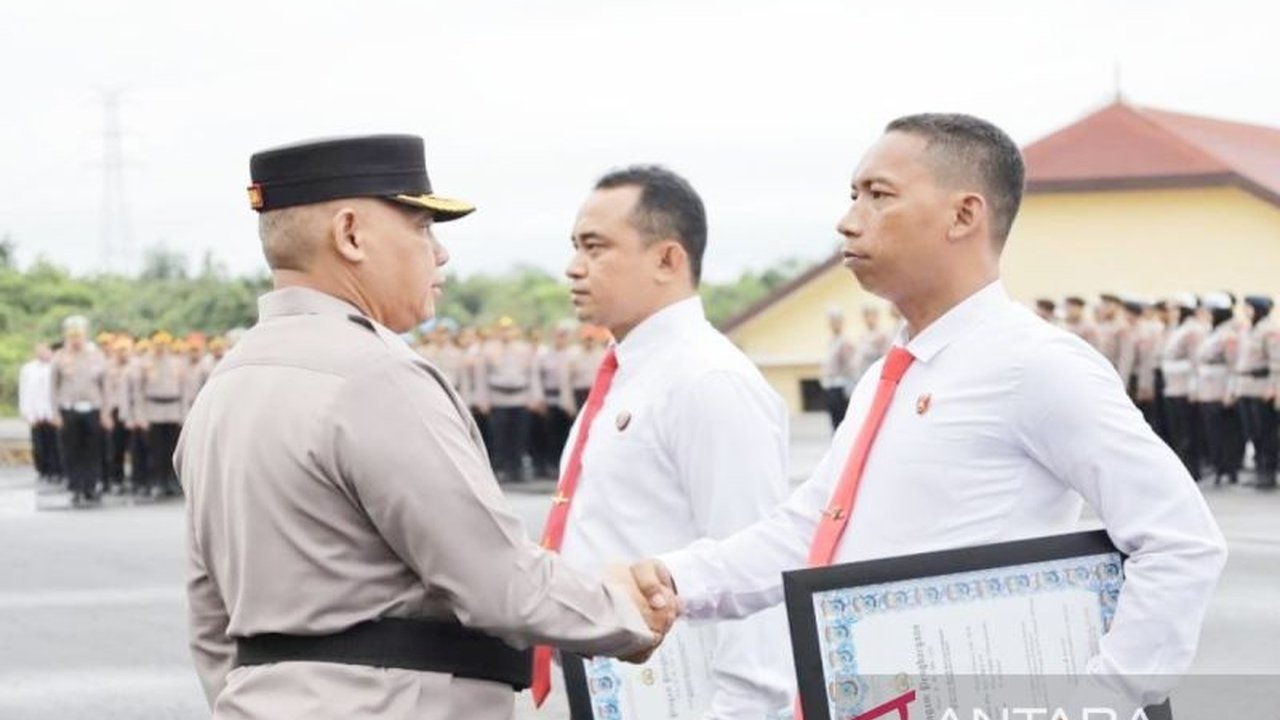 14 personel Polda Kalsel mendapat penghargaan dari Kapolda atas keberhasilan mengungkap kasus penyelundupan 50 kg sabu-sabu jaringan Fredy Pratama.