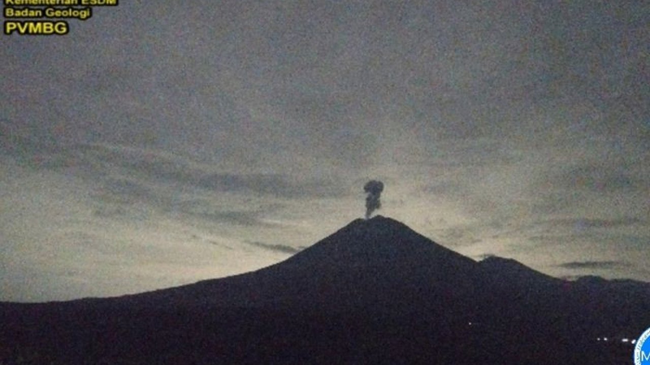 Gunung Semeru kembali erupsi dengan letusan mencapai 1000 meter, PVMBG mengeluarkan rekomendasi penting untuk keselamatan warga sekitar.