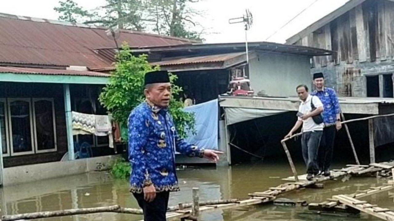 Gubernur Jambi, Al Haris, mengingatkan warga Kota Jambi untuk tetap waspada terhadap banjir Sungai Batanghari yang telah merendam tujuh kecamatan dan menelan tiga korban jiwa.