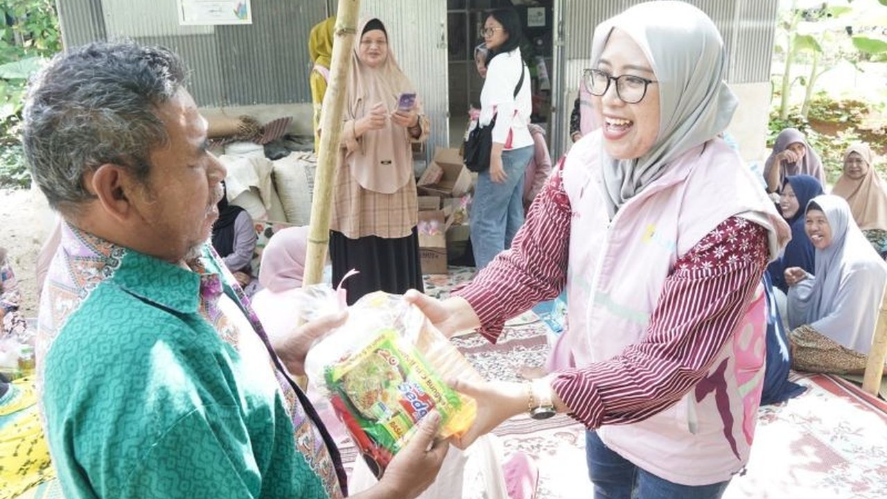 PT PLN UID Kalselteng melalui Srikandi PLN menggelar aksi sosial berbagi 390 bingkisan sembako di Kalimantan Selatan dan Tengah selama Ramadhan, sebagai wujud kepedulian dan solidaritas kepada masyarakat.