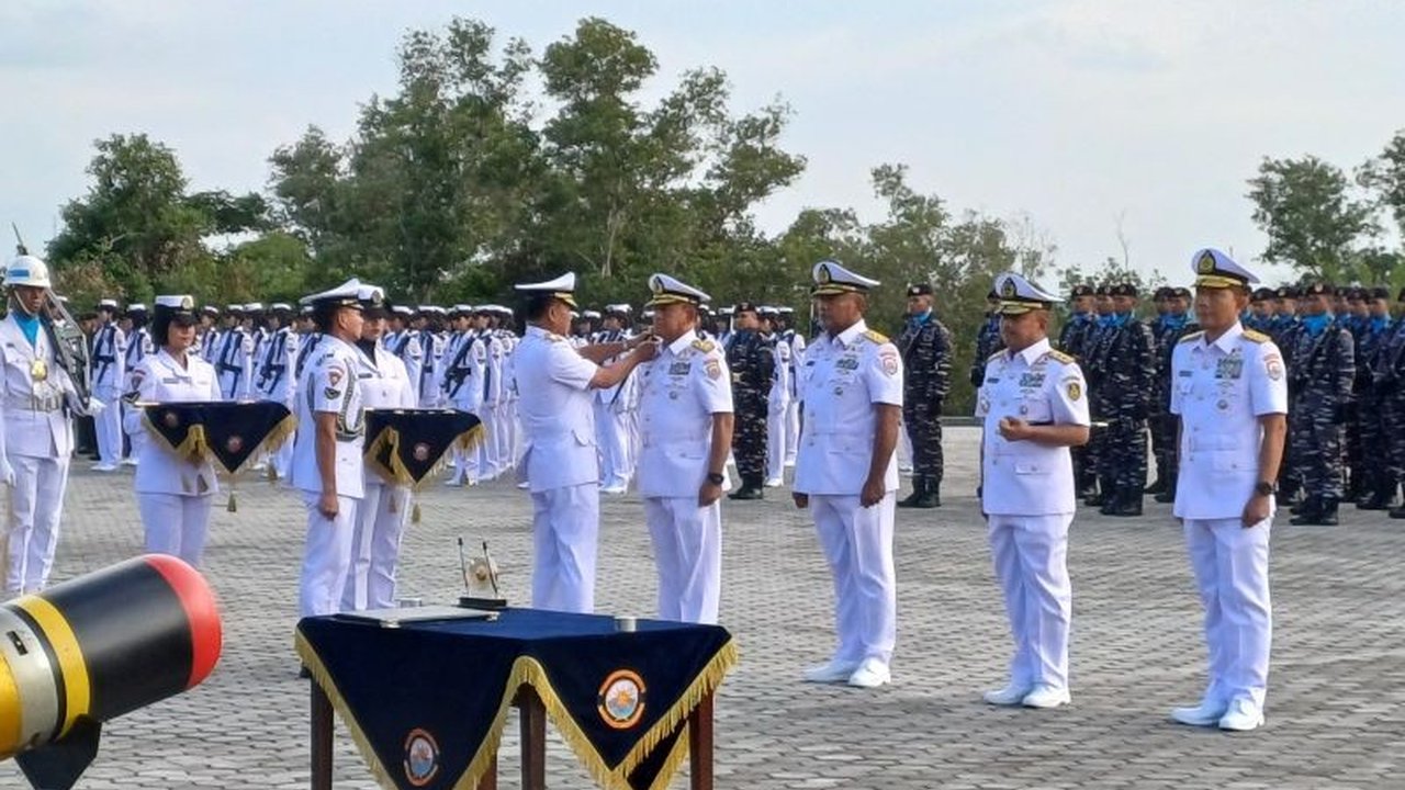 Panglima Koarmada RI memimpin serah terima jabatan Pangkoarmada I dan II di Tanjungpinang, Kepulauan Riau, menandai regenerasi kepemimpinan dalam menjaga kedaulatan maritim Indonesia.