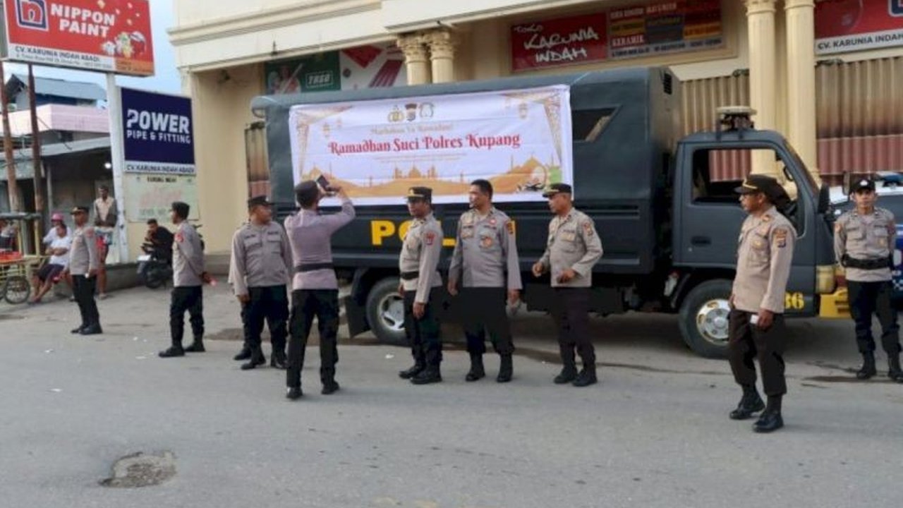 Polres Kupang Sosialisasikan Keselamatan Berkendara Saat Bagi Takjil