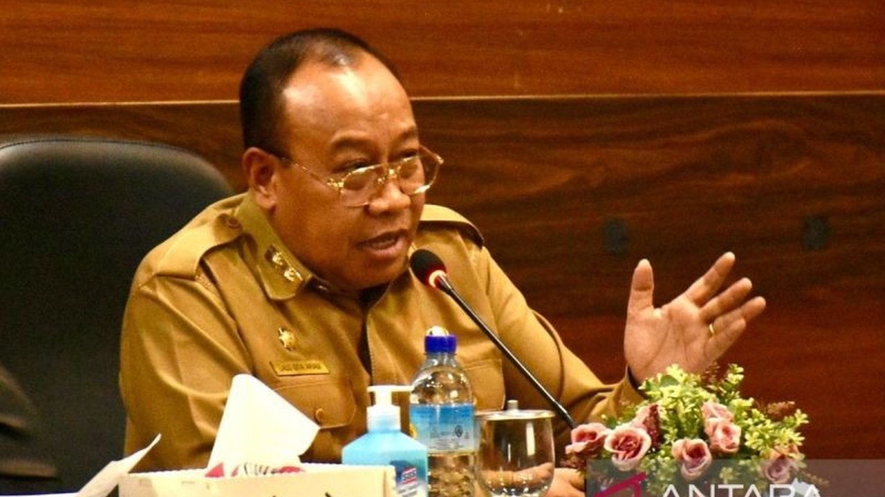 Sekretaris Daerah Provinsi NTB, Lalu Gita Ariadi, menanggapi santai desakan pergantian jabatannya menjelang masa pensiun Oktober mendatang, meskipun DPRD NTB mendesak Gubernur untuk segera menggantinya.