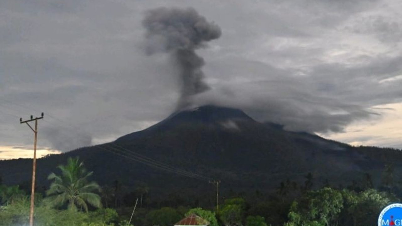 Gunung Lewotobi Laki-laki Erupsi, Semburkan Abu Vulkanik hingga 1.200 Meter