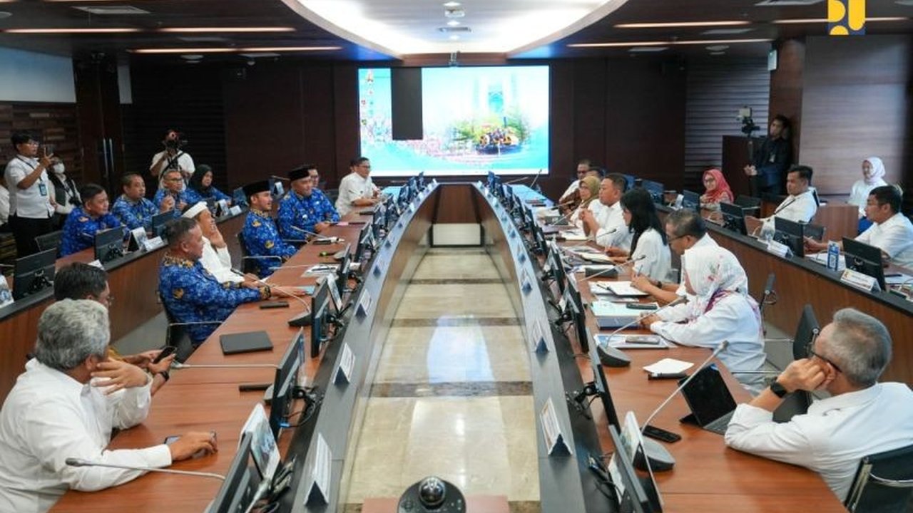 Wakil Menteri PU Diana Kusumastuti memaparkan strategi pengendalian banjir Jakarta-Jabar melalui pendekatan struktural dan nonstruktural, termasuk pembangunan infrastruktur dan pemberdayaan masyarakat.