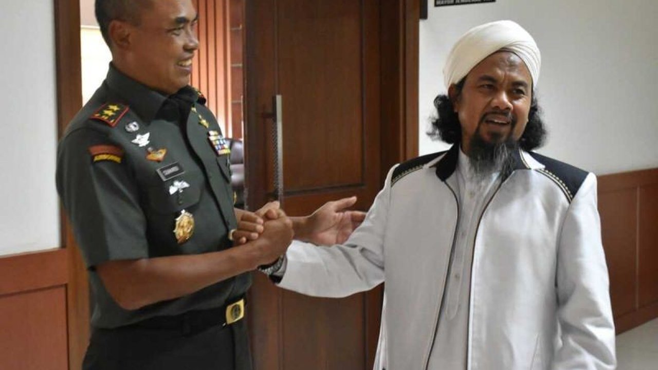 Pangdam XIII/Merdeka menekankan pentingnya silaturahmi antara ulama dan TNI sebagai pilar utama menjaga persatuan dan kesatuan NKRI, seperti yang terlihat dalam kunjungan KH Abdurrahman Al Banjari ke Makodam XIII/Merdeka.