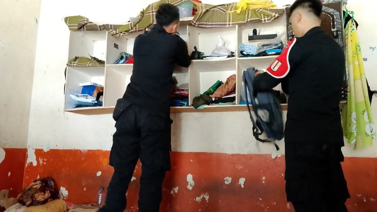 Lapas Kelas IIB Selong, Lombok Timur, NTB, melakukan tes urine dan penggeledahan untuk menjaga keamanan dan ketertiban, menghasilkan seluruh warga binaan negatif narkoba.