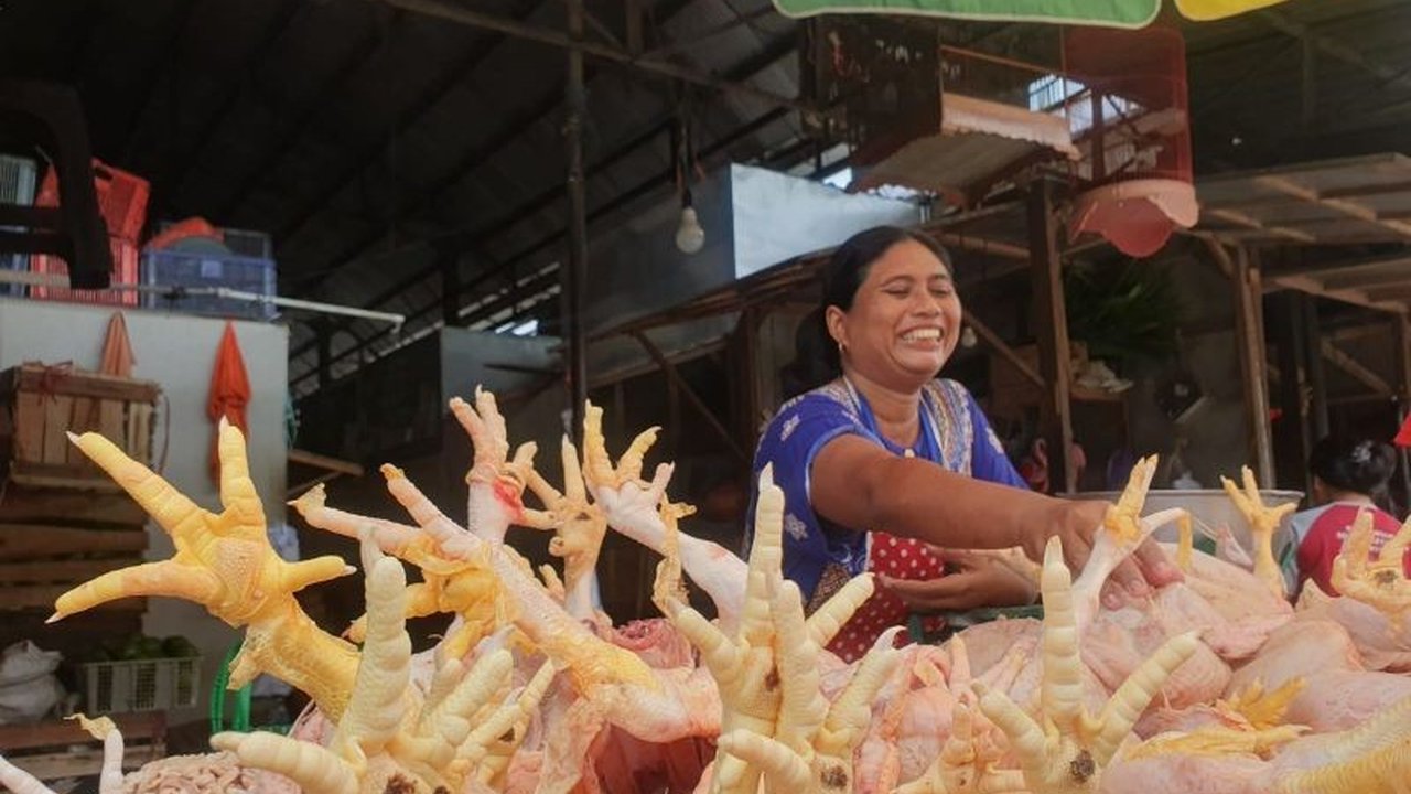 Dinas Peternakan dan Kesehatan Hewan (DPKP) Tulungagung memastikan produk hewan yang beredar di pasaran aman, sehat, utuh, dan halal selama Ramadhan, dengan pengawasan rutin dan edukasi kepada pedagang.