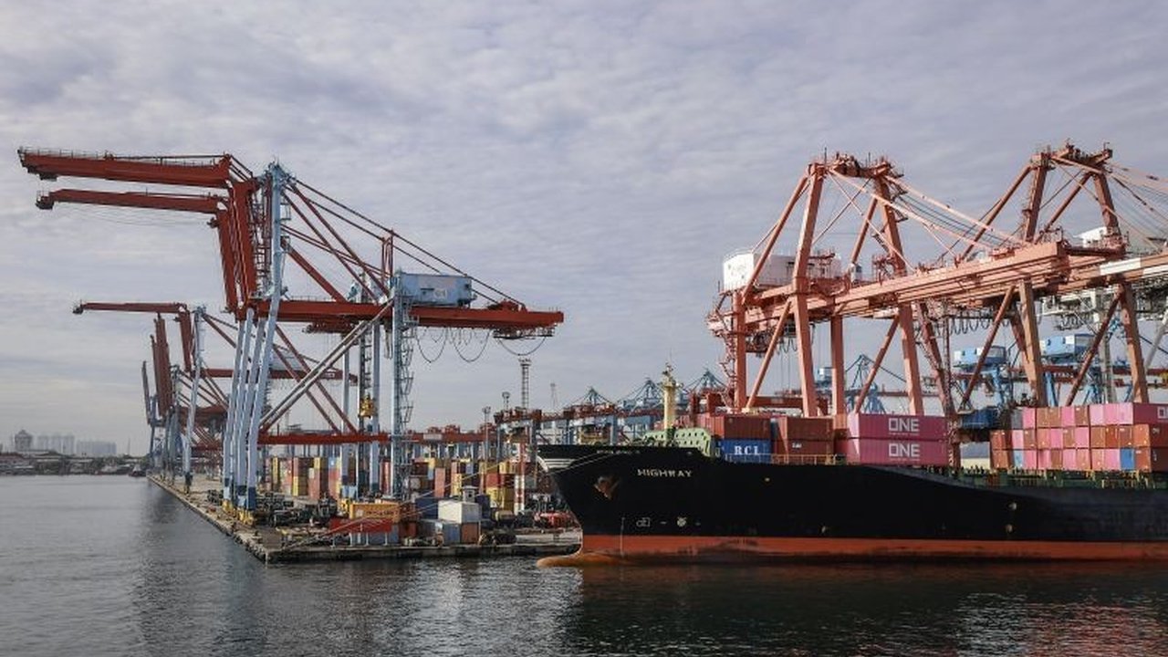 Neraca perdagangan Indonesia surplus 58 bulan berturut-turut, namun defisit transaksi berjalan yang melebar menimbulkan pertanyaan tentang keberlanjutan dan strategi jangka panjang.