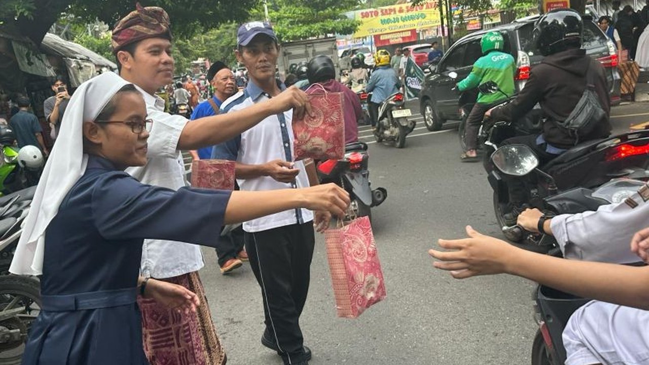 Komunitas lintas agama di Semarang, bersama pengusaha soto Pak Wito, berbagi takjil kepada masyarakat sebagai simbol persatuan dan toleransi antar umat beragama.