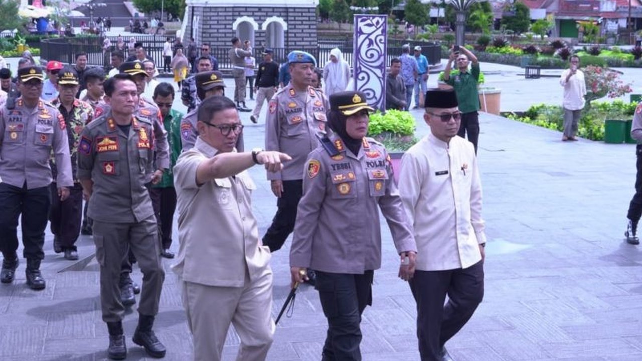 Wali Kota Bukittinggi, Ramlan Nurmatias, memimpin langsung pembenahan kota, terutama kawasan Jam Gadang, untuk menyambut perantau dan wisatawan yang pulang kampung saat Lebaran.