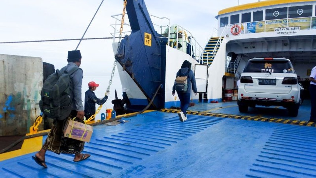 Pemerintah Provinsi Jawa Timur menyediakan kapal feri gratis, KMP Wicitra Dharma I, untuk membantu warga Pulau Raas dan Sapudi mudik Lebaran 2025 dari Pelabuhan Jangkar, Situbondo.