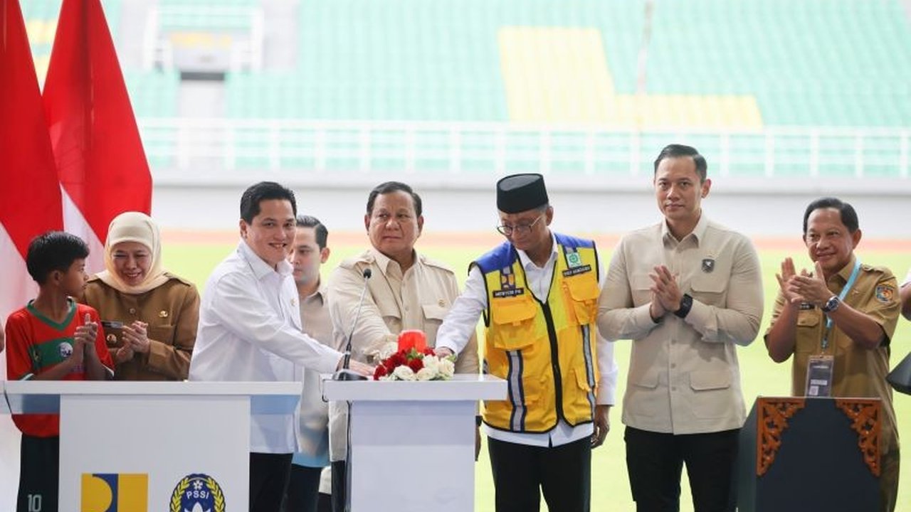 Presiden Prabowo meresmikan 17 stadion yang telah direnovasi, menjadi momentum untuk membangun karakter bangsa melalui sepak bola, menurut Erick Thohir.