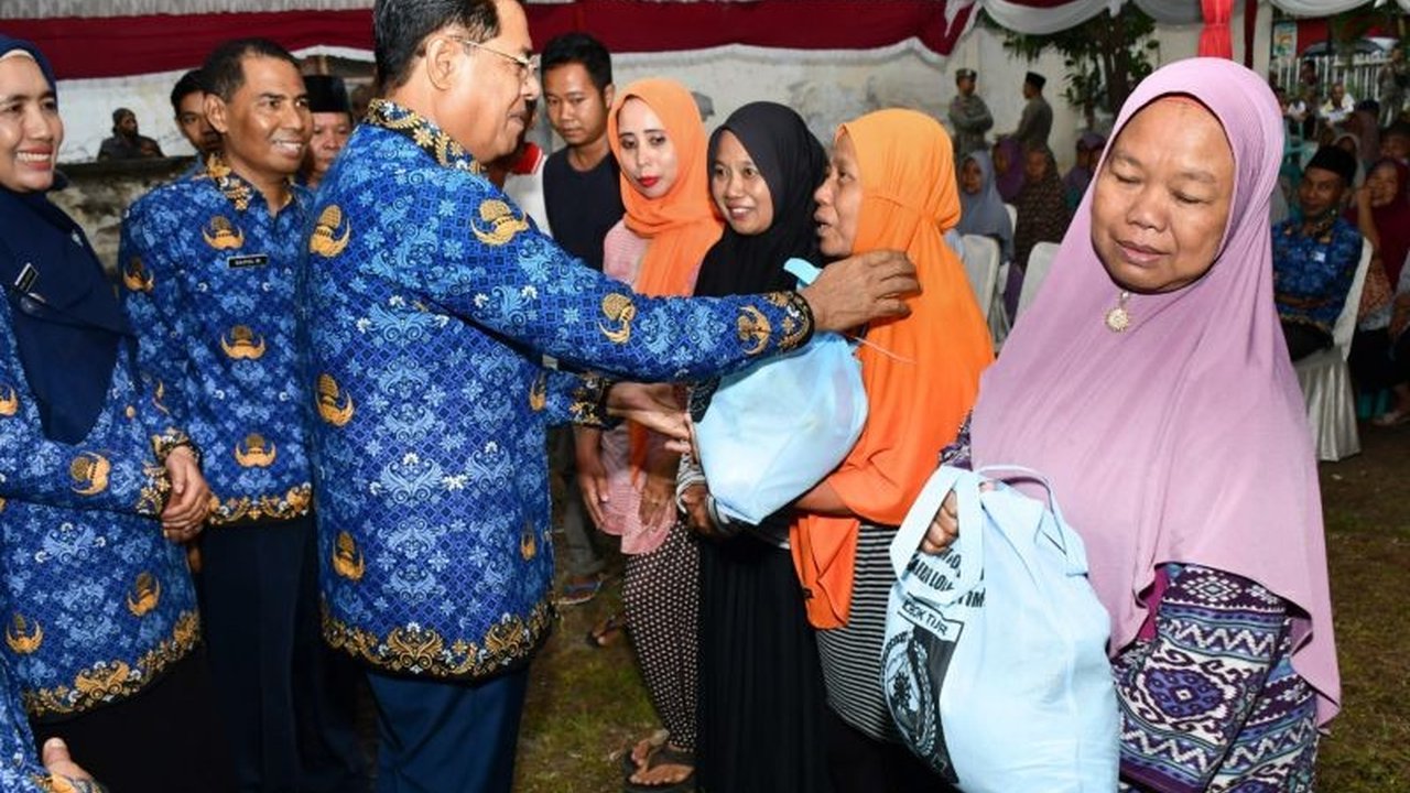 Pemerintah Kabupaten Lombok Timur menyalurkan bantuan paket sembako senilai Rp40 miliar kepada 273 ribu kepala keluarga untuk meringankan beban masyarakat dan menekan inflasi selama Ramadhan.