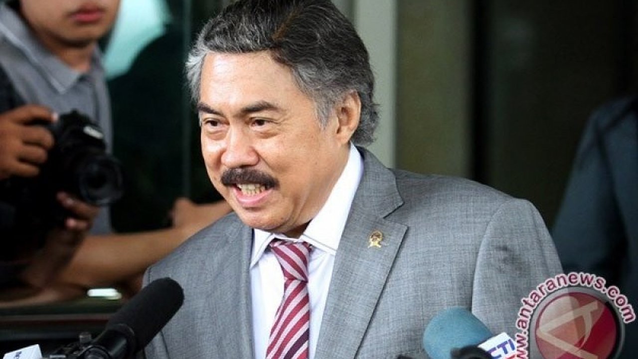 Mantan Hakim Agung Gayus Lumbuun mengusulkan agar kepolisian mempertahankan peran utamanya sebagai penyidik dalam revisi RUU KUHAP, selaras dengan Pasal 1 Ayat (3) KUHAP yang menetapkan polisi sebagai penyidik.