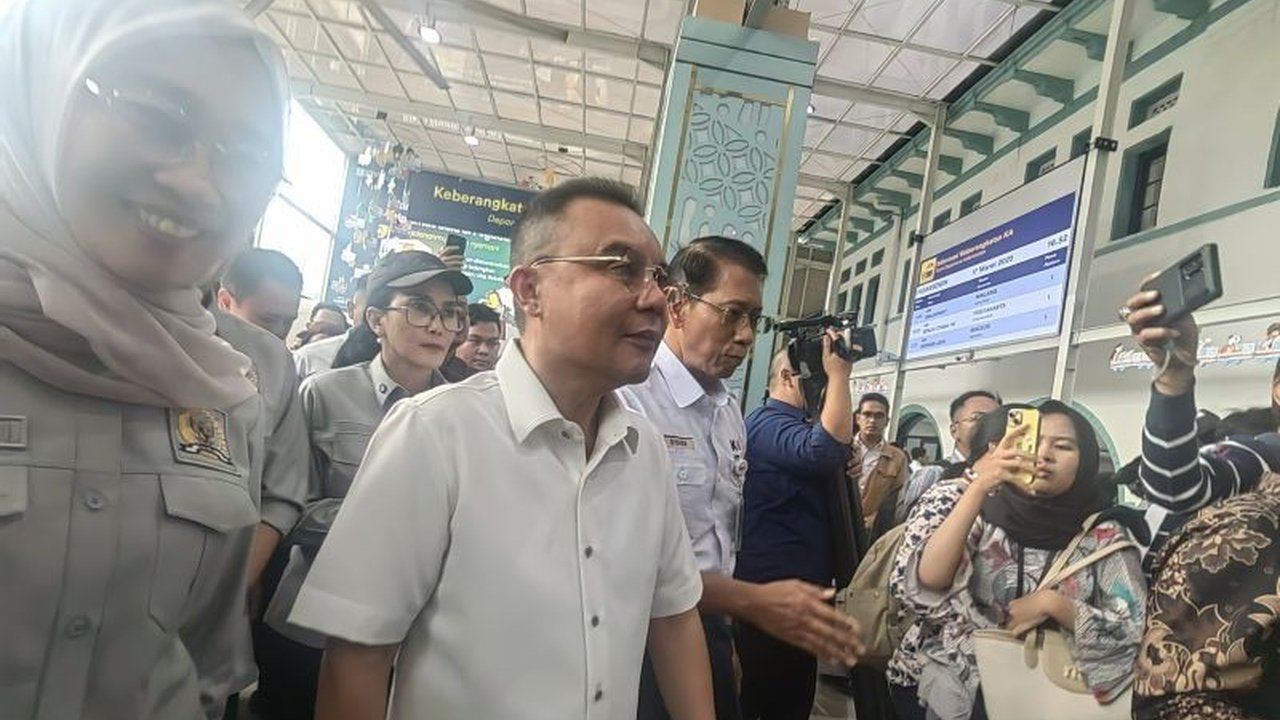Wakil Ketua DPR RI, Sufmi Dasco Ahmad, memberikan apresiasi tinggi terhadap pelayanan PT Kereta Api Indonesia yang dinilai setara dengan standar internasional setelah melakukan inspeksi mendadak di Stasiun Pasar Senen.