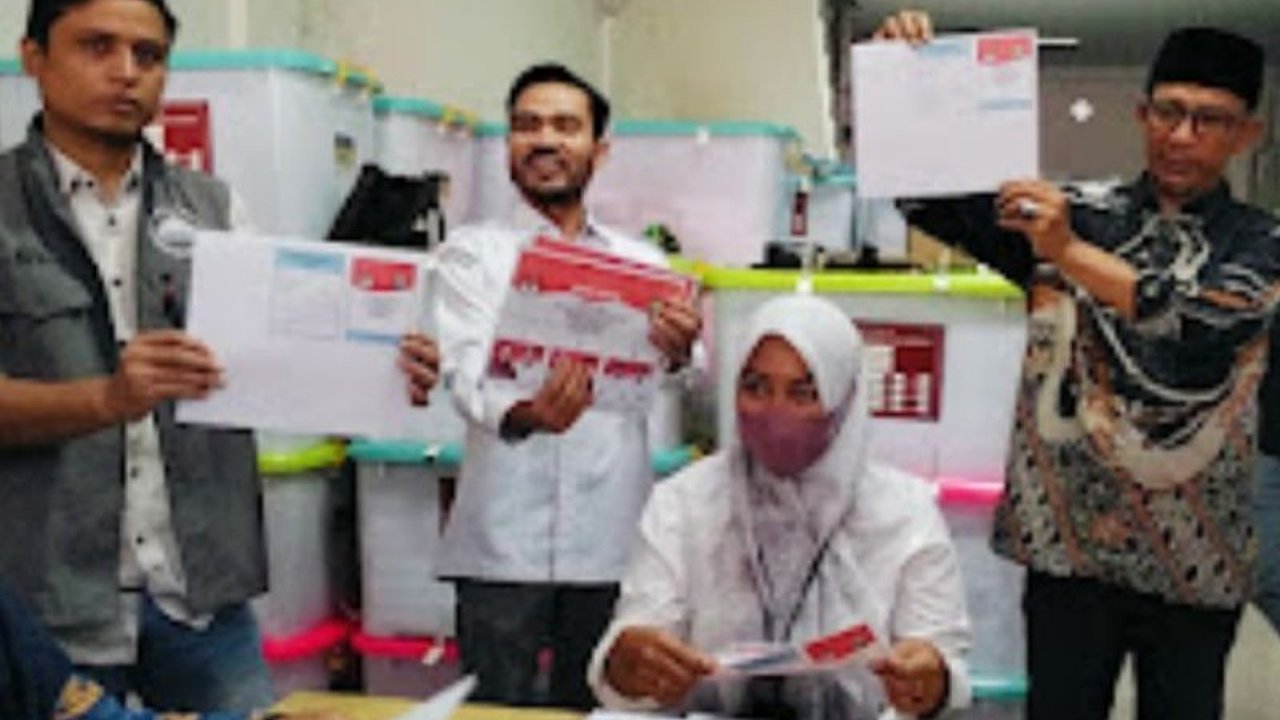 KPU Kabupaten Siak, Riau, melipat 2.000 surat suara untuk Pemungutan Suara Ulang (PSU) Pilkada 2024 pada 22 Maret mendatang di bawah pengawasan ketat.