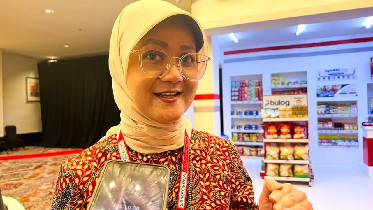 Perum Bulog melakukan fumigasi rutin dan perawatan intensif untuk menjaga kualitas beras impor dan dalam negeri, demi ketersediaan pangan nasional yang aman.