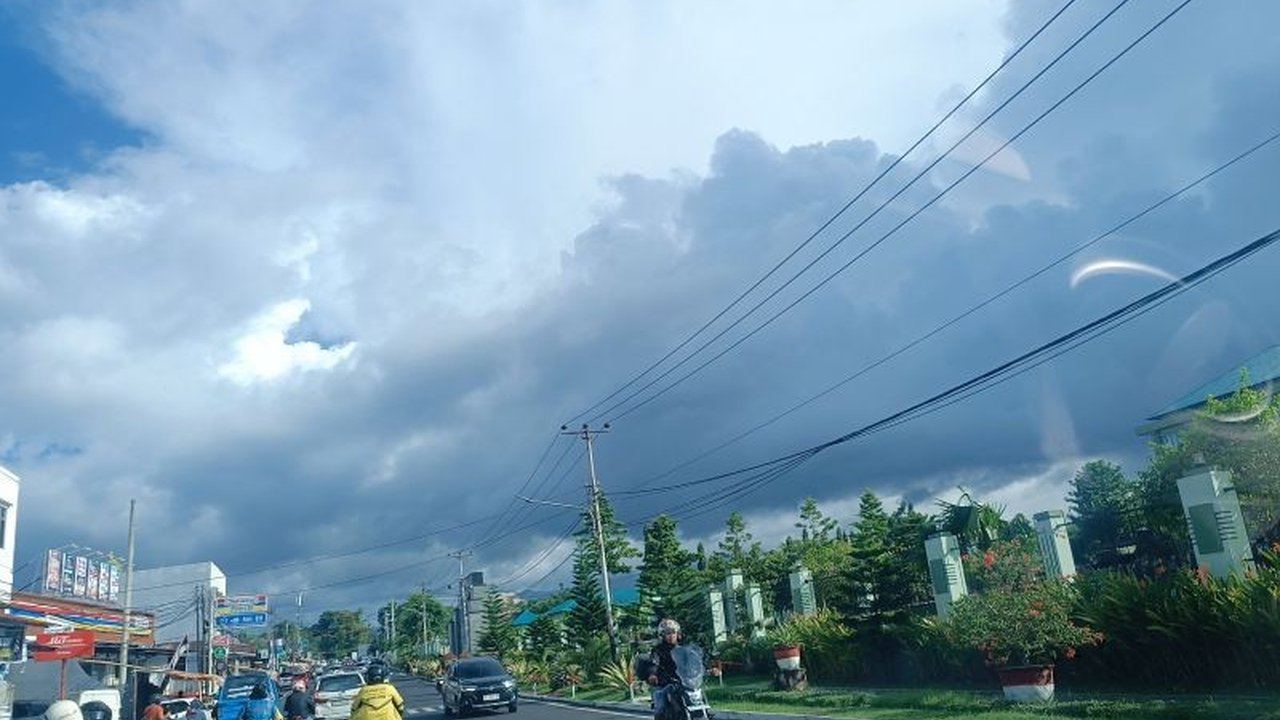 BMKG memperingatkan potensi cuaca ekstrem di Sulawesi Utara selama tiga hari ke depan, meliputi hujan lebat, petir, dan angin kencang, yang berdampak pada sejumlah wilayah.