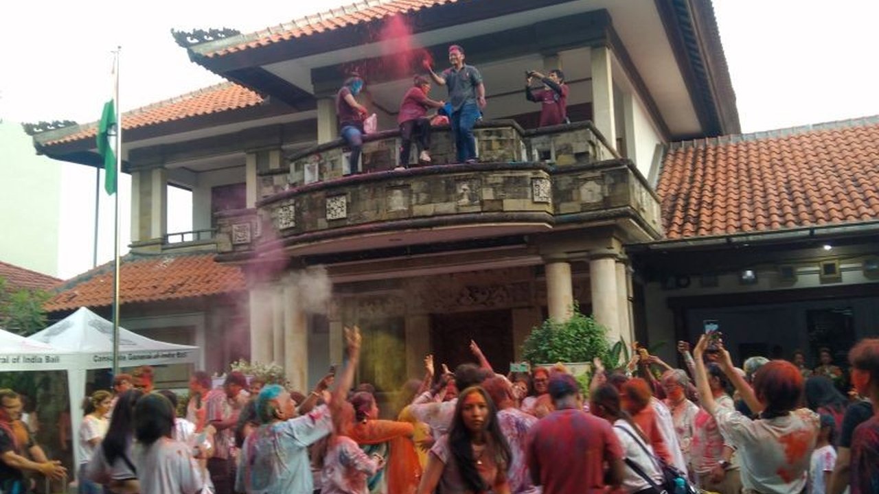 Festival Holi di Denpasar, Bali, dirayakan untuk mempererat hubungan budaya India dan Indonesia, ditandai dengan perpaduan tradisi dan peningkatan kunjungan wisatawan India.