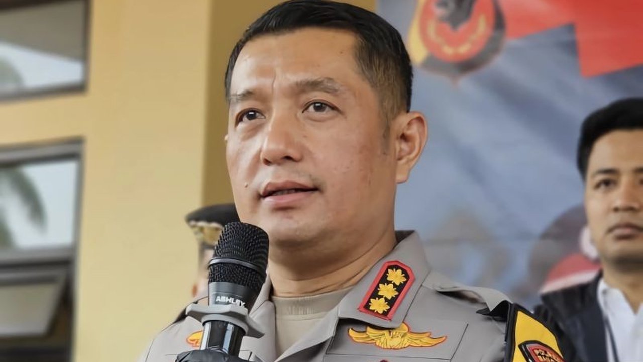 Polresta Bandung berhasil menangkap satu pelaku penganiayaan juru parkir hingga tewas di Cimaung; pelaku merupakan anggota geng motor, dan polisi masih memburu pelaku lainnya.