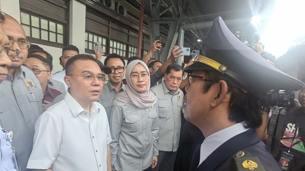 Wakil Ketua DPR RI Sufmi Dasco memimpin sidak kesiapan layanan kereta api untuk mudik Lebaran 2025 di Stasiun Pasar Senen, mengecek berbagai fasilitas dan berdialog dengan petugas serta pemudik.