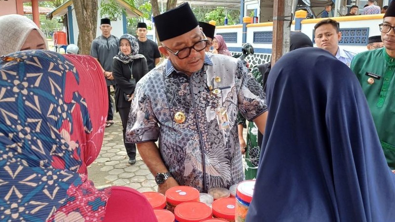 Pemerintah Kota Tanjungpinang memberikan THR kepada sekitar 2.000 pegawai honorer, termasuk PTT dan THL, sebagai bentuk apresiasi dan untuk mendorong perekonomian lokal.